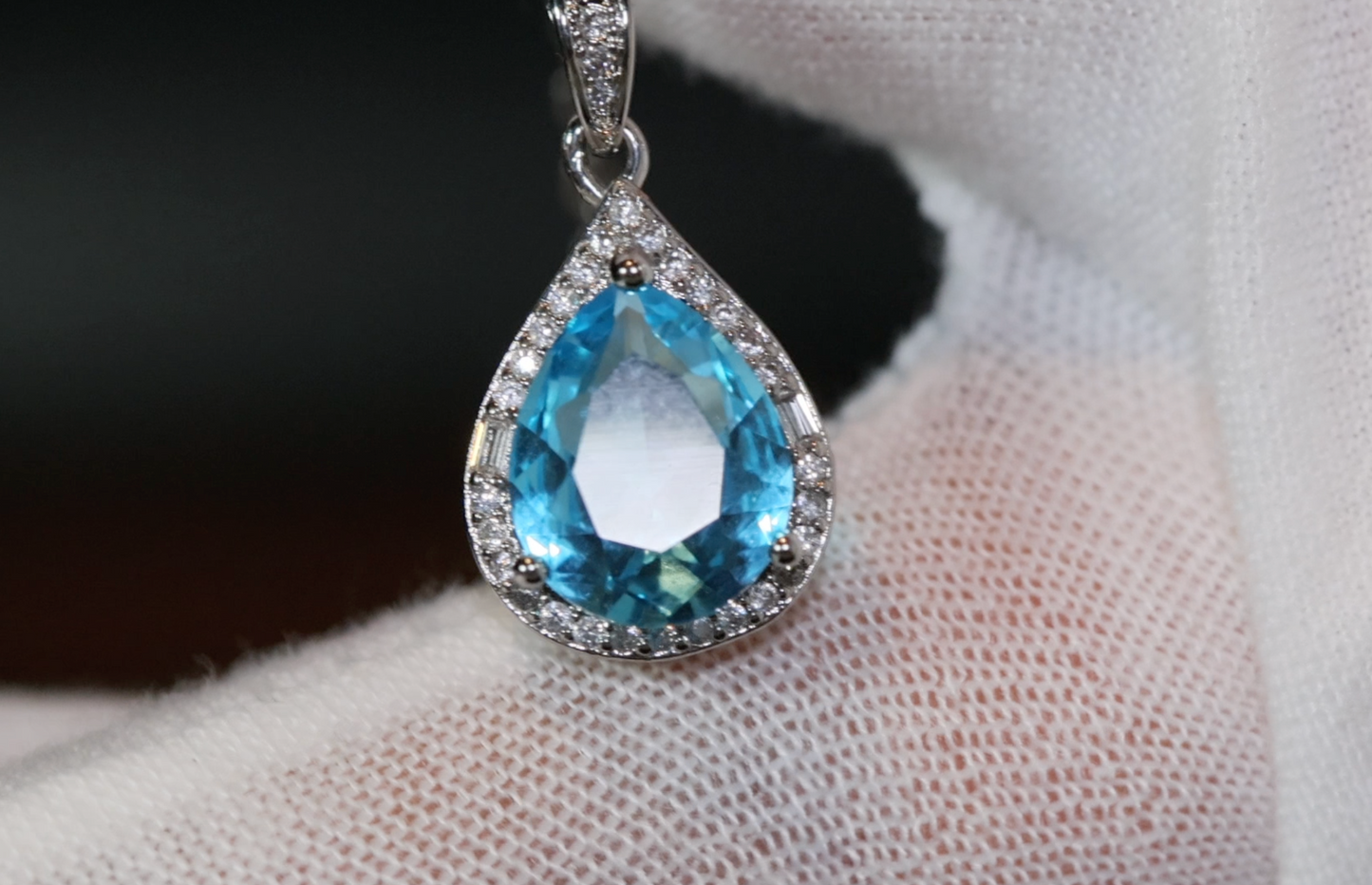 AQUAMARINE BLUE DIAMOND PENDANT & NECKLACE