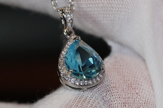 AQUAMARINE BLUE DIAMOND PENDANT & NECKLACE