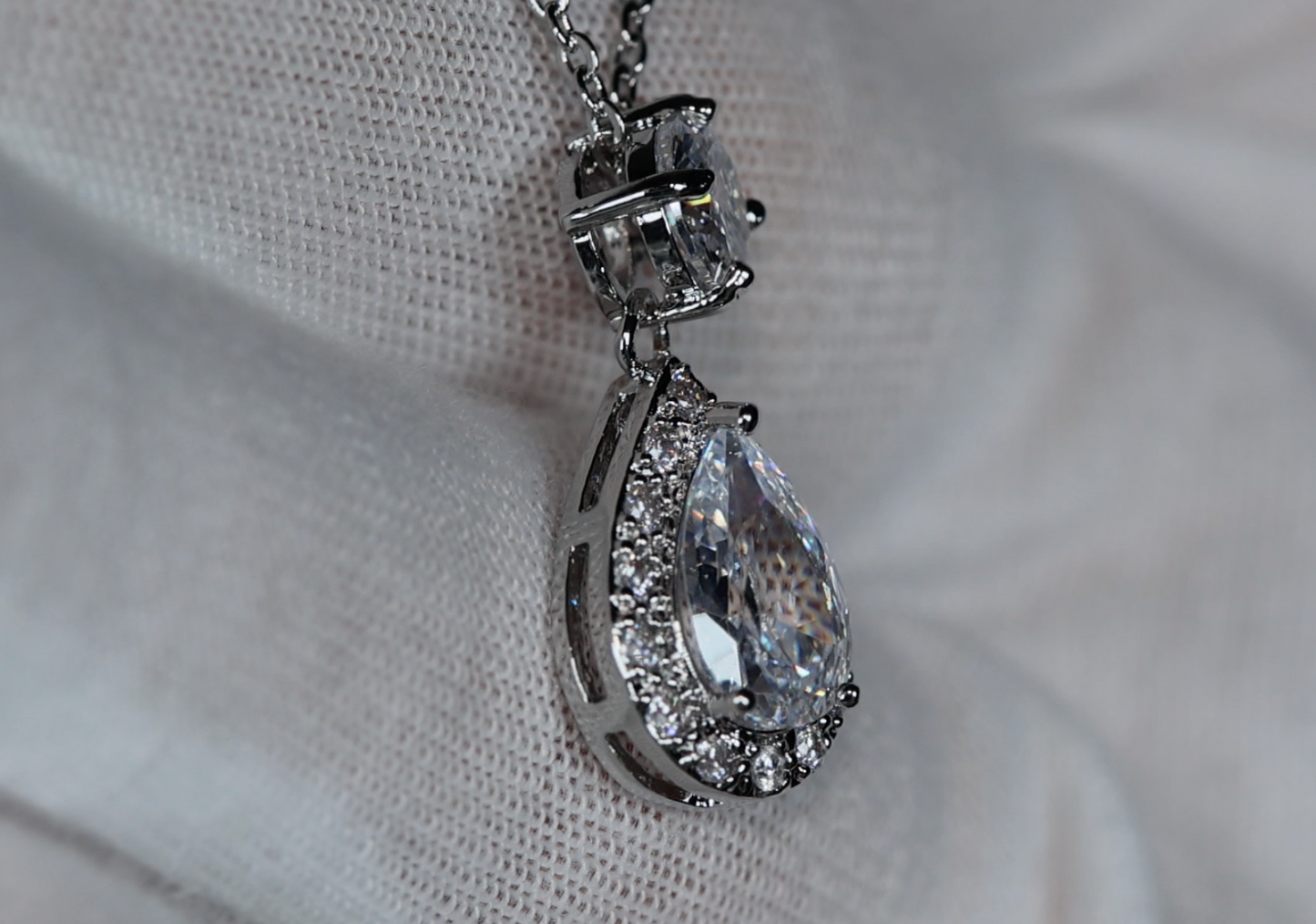 PEAR DIAMOND PENDANT | DIAMOND PENDANT & NECKLACE