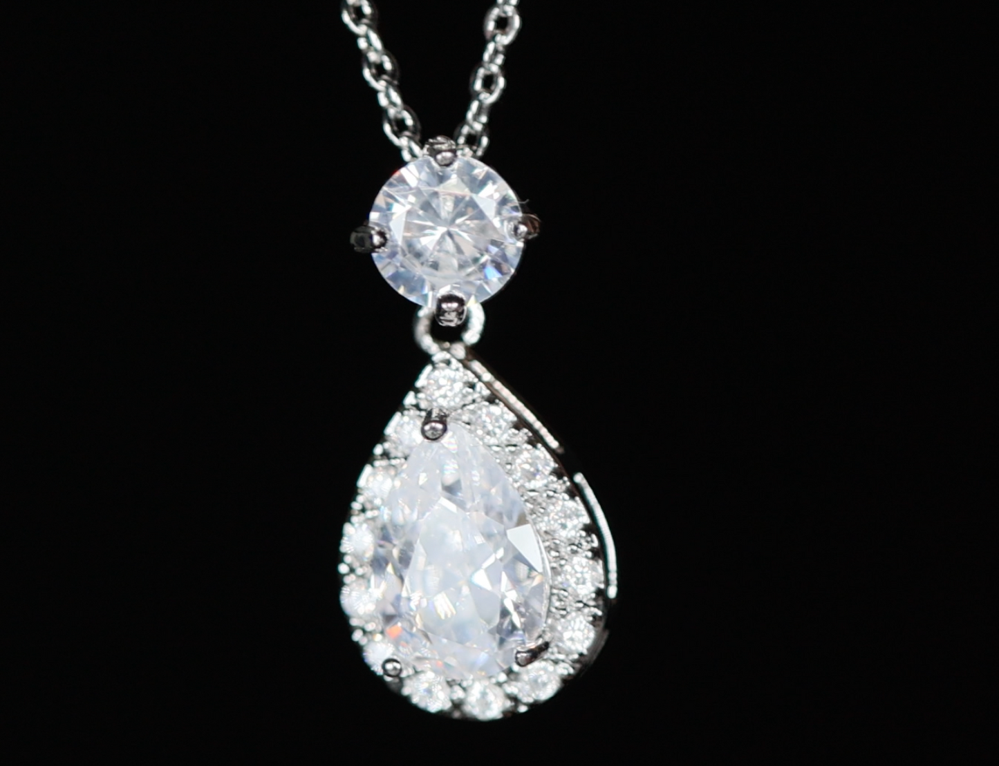 PEAR DIAMOND PENDANT | DIAMOND PENDANT & NECKLACE